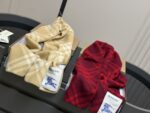 Burberry Cashmere Scarf Reversible Design In Limited-Edition Raspberry Pink Short Pile Wool For Superior Quality - Image 5