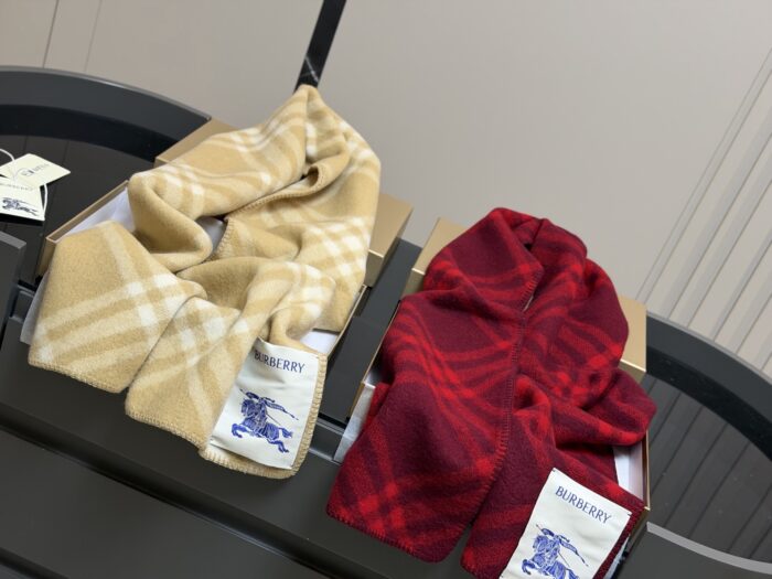 Burberry Cashmere Scarf Reversible Design In Limited-Edition Raspberry Pink Short Pile Wool For Superior Quality - Image 5