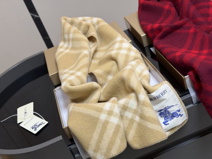 Burberry Cashmere Scarf Reversible Design In Limited-Edition Raspberry Pink Short Pile Wool For Superior Quality - Image 6