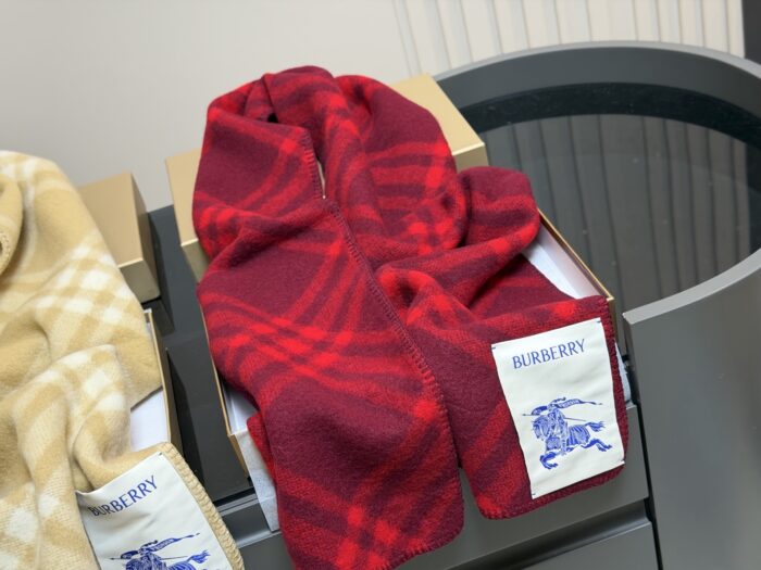 Burberry Cashmere Scarf Reversible Design In Limited-Edition Raspberry Pink Short Pile Wool For Superior Quality - Image 7