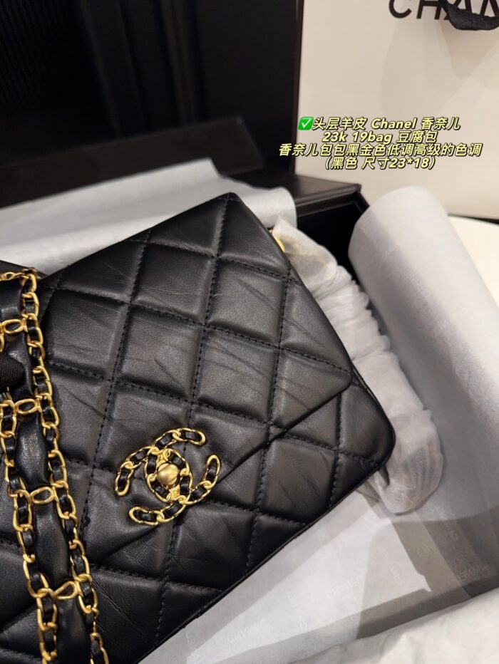 Chanel 23K 19Bag Collection Black Gold Wide Chain Tofu Bag Top-Grain Lambskin Understated Luxury Shoulder Or Crossbody Carry - Image 6
