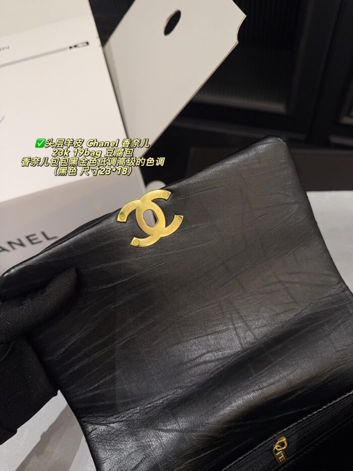 Chanel 23K 19Bag Collection Black Gold Wide Chain Tofu Bag Top-Grain Lambskin Understated Luxury Shoulder Or Crossbody Carry - Image 8