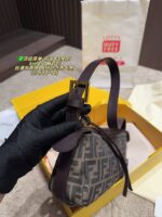 Fendi Simply Underarm Bag Understated Sophistication Artistic Flair Exceptional Aesthetic Appeal - Image 4