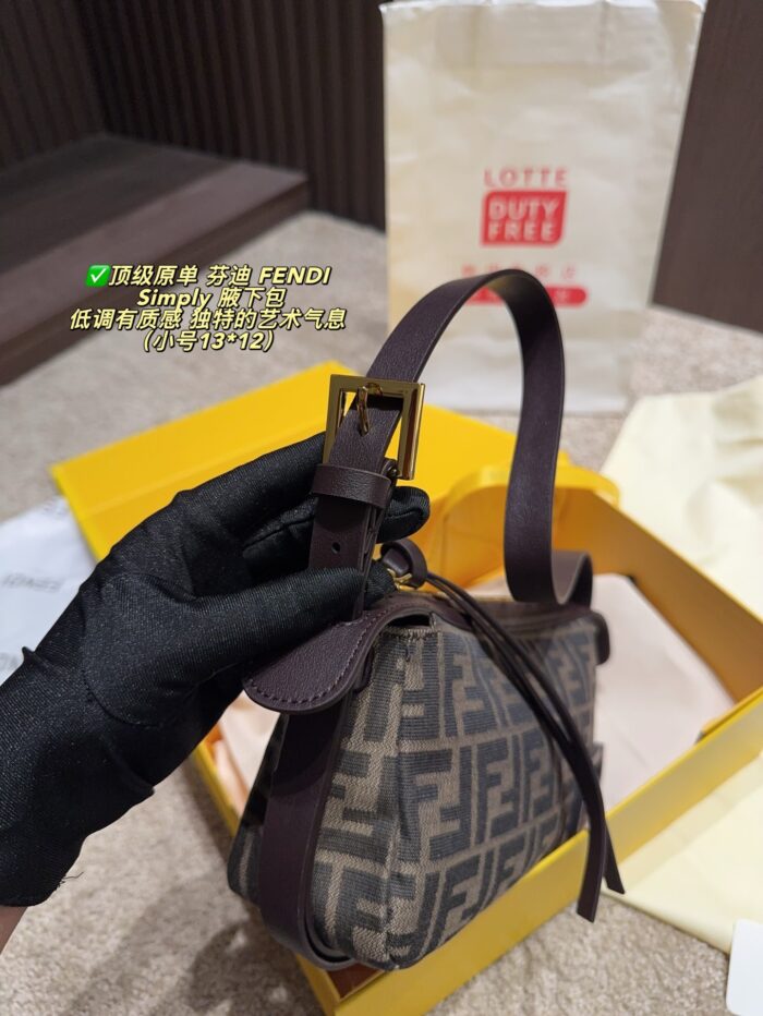Fendi Simply Underarm Bag Understated Sophistication Artistic Flair Exceptional Aesthetic Appeal - Image 4