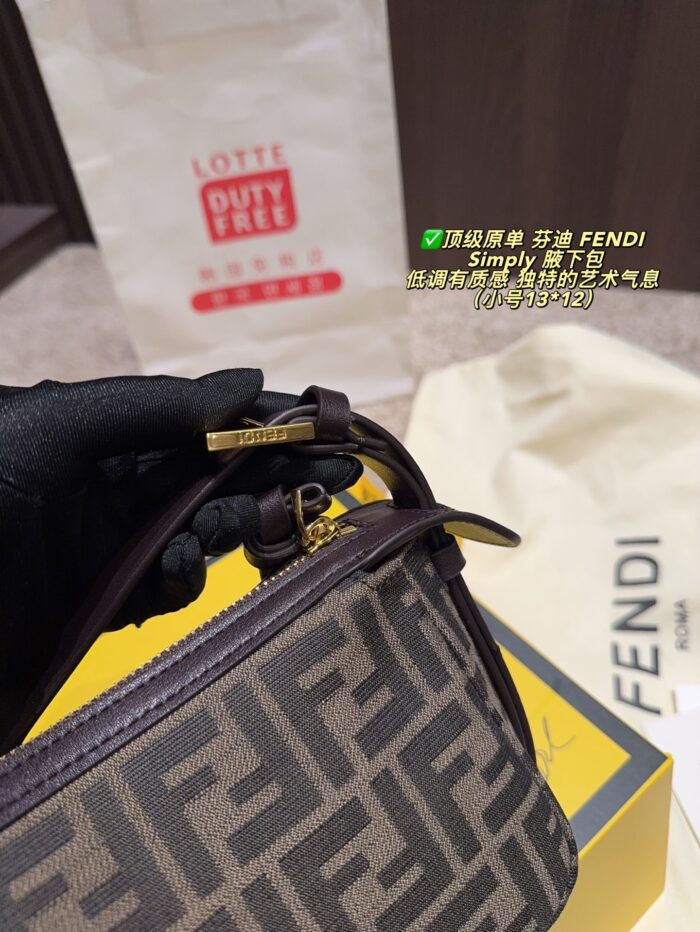 Fendi Simply Underarm Bag Understated Sophistication Artistic Flair Exceptional Aesthetic Appeal - Image 7