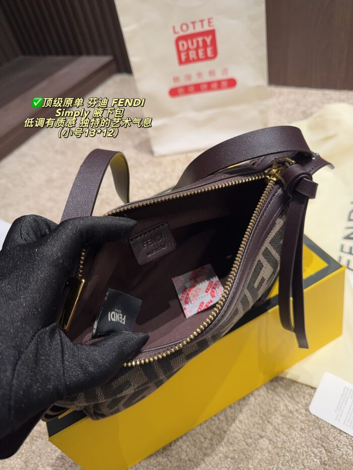 Fendi Simply Underarm Bag Understated Sophistication Artistic Flair Exceptional Aesthetic Appeal - Image 9
