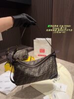 Fendi Simply Underarm Bag Understated Sophistication Artistic Flair Exceptional Aesthetic Appeal - Image 3