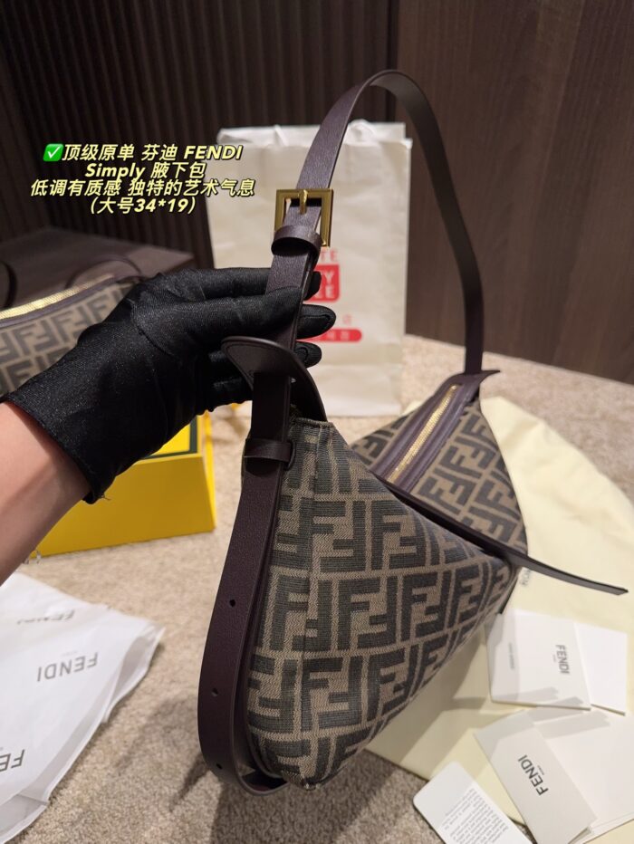 Fendi Simply Underarm Bag Understated Sophistication Artistic Flair Exceptional Aesthetic Appeal - Image 4