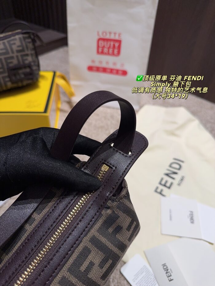 Fendi Simply Underarm Bag Understated Sophistication Artistic Flair Exceptional Aesthetic Appeal - Image 5
