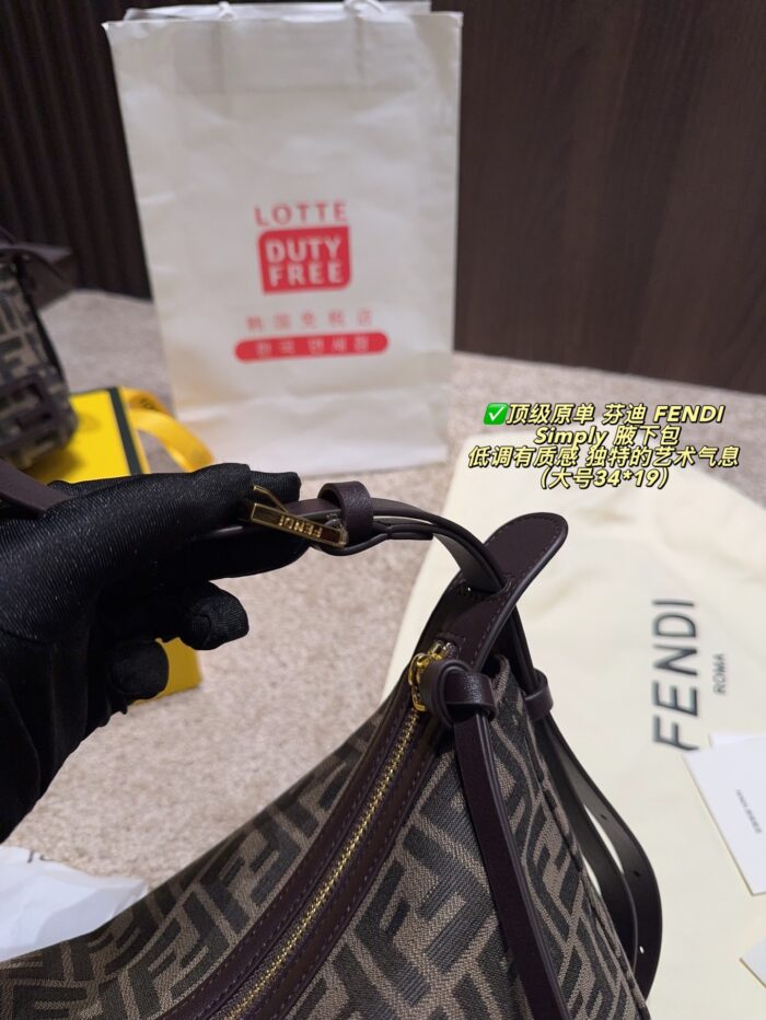Fendi Simply Underarm Bag Understated Sophistication Artistic Flair Exceptional Aesthetic Appeal - Image 6