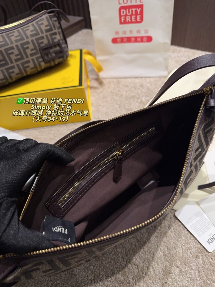 Fendi Simply Underarm Bag Understated Sophistication Artistic Flair Exceptional Aesthetic Appeal - Image 9