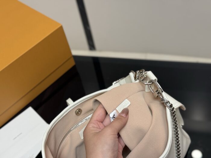 Louis Vuitton Carryall Bow-Tie Shoulder Bag With Coin Purse, Single-Shoulder Crossbody - Image 5