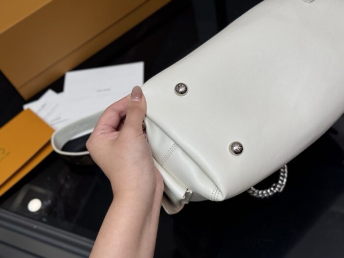 Louis Vuitton Carryall Bow-Tie Shoulder Bag With Coin Purse, Single-Shoulder Crossbody - Image 9