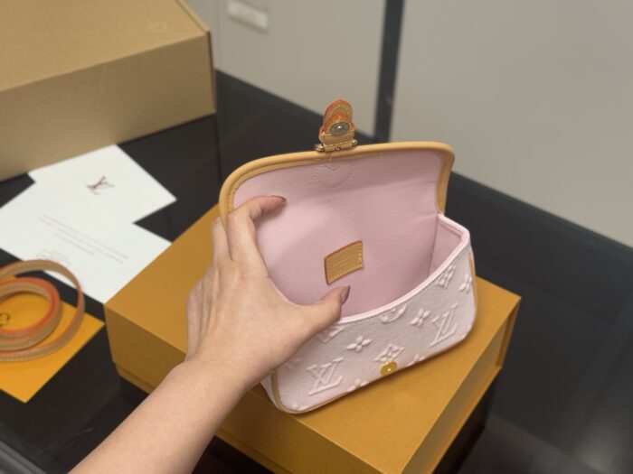 Louis Vuitton Diane Nano Baguette - Image 4