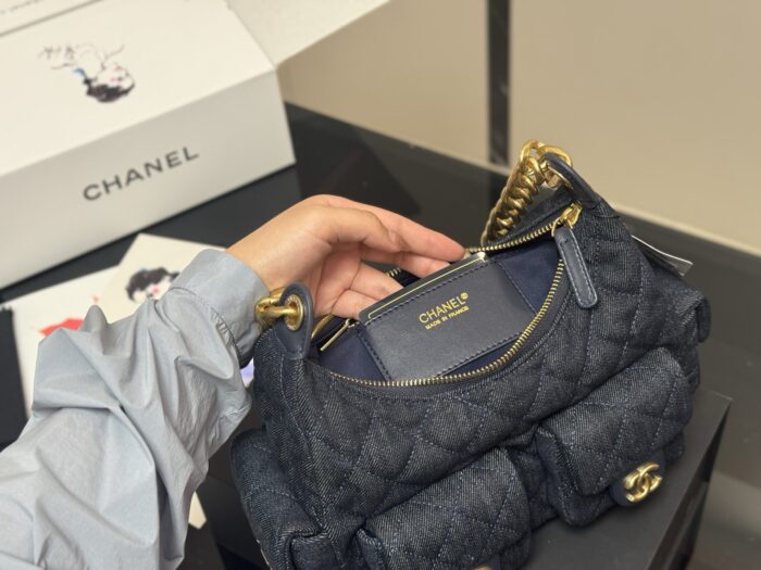 Chanel Hobo New Style Bag Exquisite Craftsmanship Contemporary Fashion Trends - Image 4
