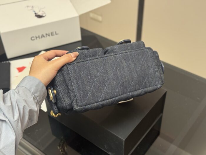 Chanel Hobo New Style Bag Exquisite Craftsmanship Contemporary Fashion Trends - Image 9