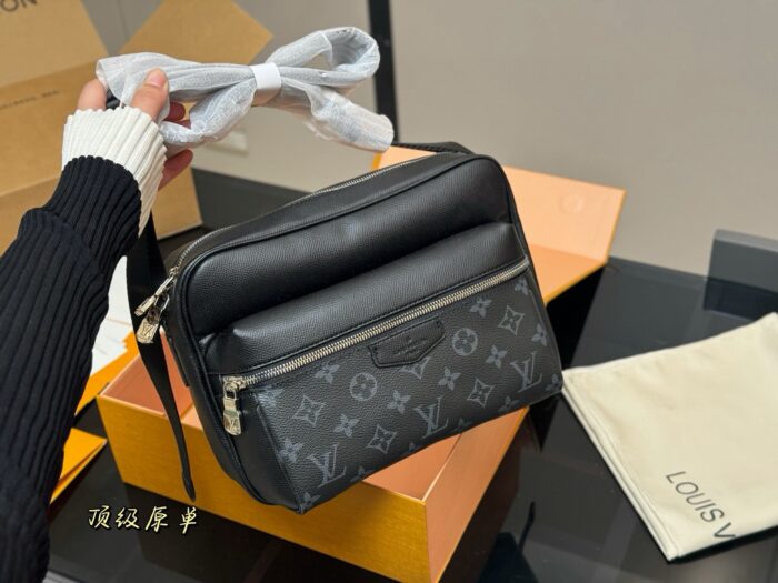 Louis Vuitton Men'S Bag Full-Grain Leather Multiple Carrying Options Understated Colour Scheme Exceptionally Practical - Image 5