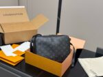 Louis Vuitton Men'S Bag Full-Grain Leather Multiple Carrying Options Understated Colour Scheme Exceptionally Practical - Image 8