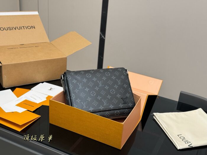 Louis Vuitton Men'S Bag Multiple Carry Options Understated Colourway Premium Quality & Practical - Image 1