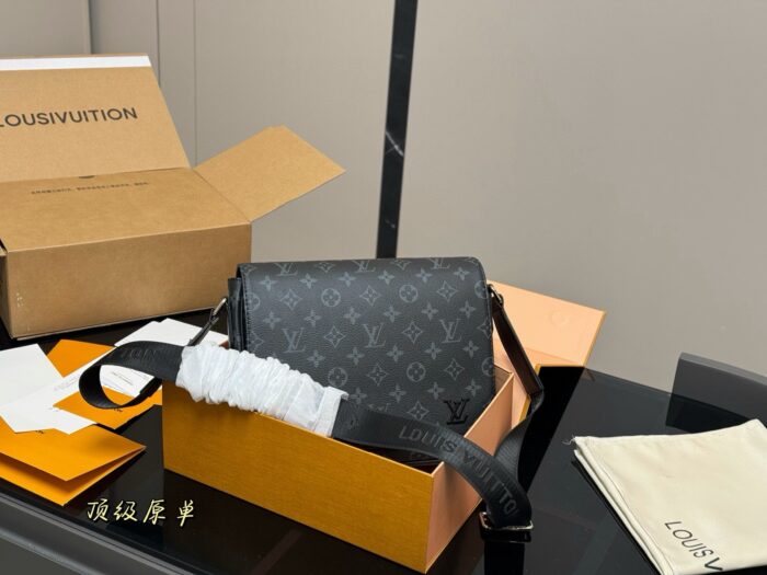 Louis Vuitton Men'S Bag Multiple Carry Options Understated Colourway Premium Quality & Practical - Image 2