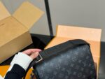 Louis Vuitton Men'S Bag Multiple Carry Options Understated Colourway Premium Quality & Practical - Image 3