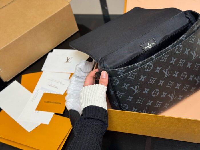 Louis Vuitton Men'S Bag Multiple Carry Options Understated Colourway Premium Quality & Practical - Image 5
