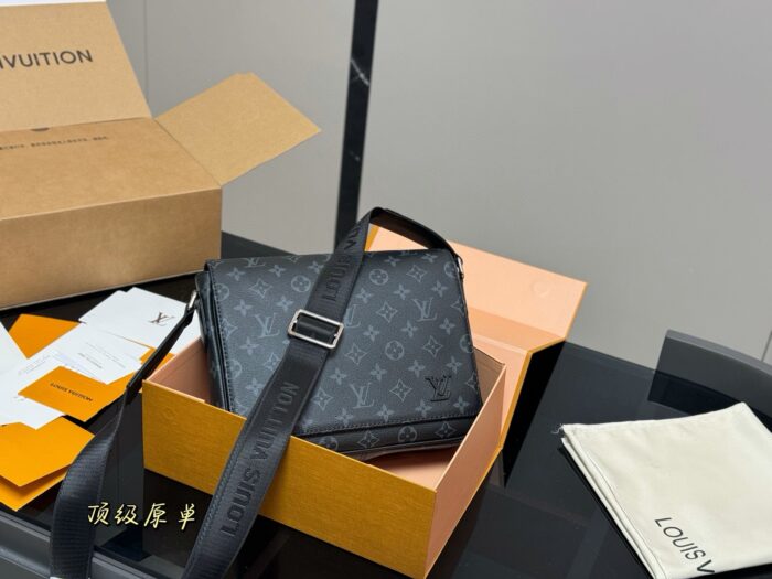 Louis Vuitton Men'S Bag Multiple Carry Options Understated Colourway Premium Quality & Practical - Image 6