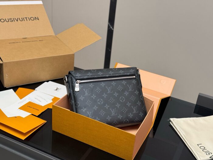 Louis Vuitton Men'S Bag Multiple Carry Options Understated Colourway Premium Quality & Practical - Image 8