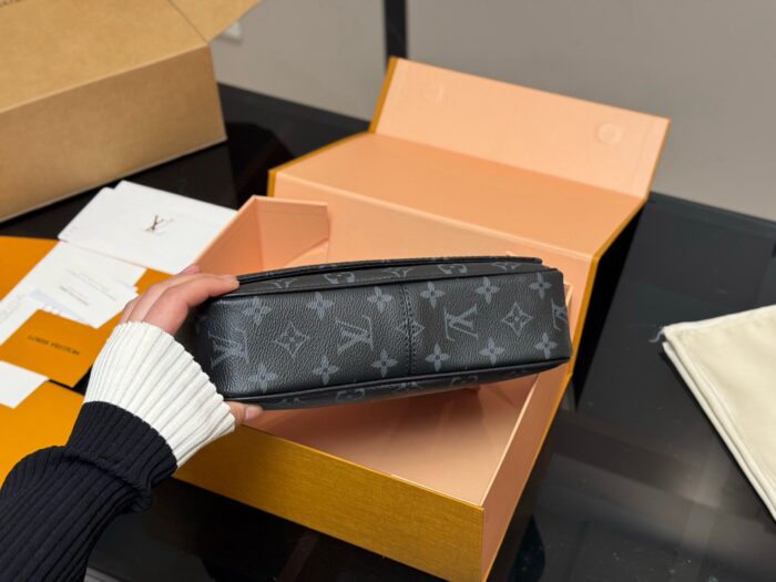 Louis Vuitton Men'S Bag Multiple Carry Options Understated Colourway Premium Quality & Practical - Image 9