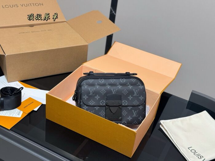 Louis Vuitton Slock Collection New Men'S Messenger Bag - Image 1
