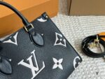 Louis Vuitton Onthego Ice Cream Colour Cowhide Shopping Bag - Image 3