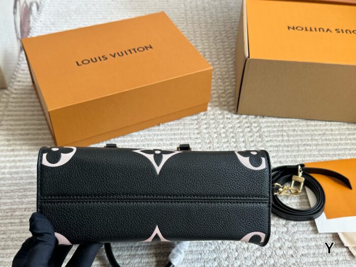 Louis Vuitton Onthego Ice Cream Colour Cowhide Shopping Bag - Image 4