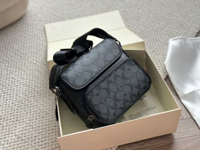 Coach New Colourway Men'S Messenger Bag - Spacious And Versatile - Image 1