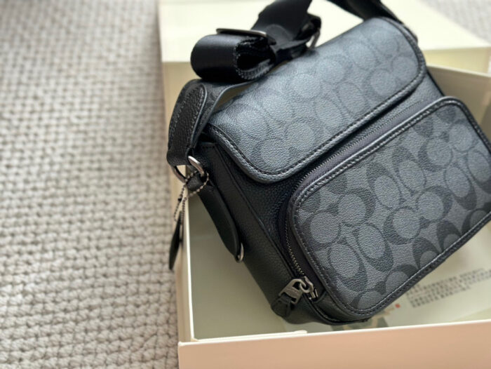 Coach New Colourway Men'S Messenger Bag - Spacious And Versatile - Image 3