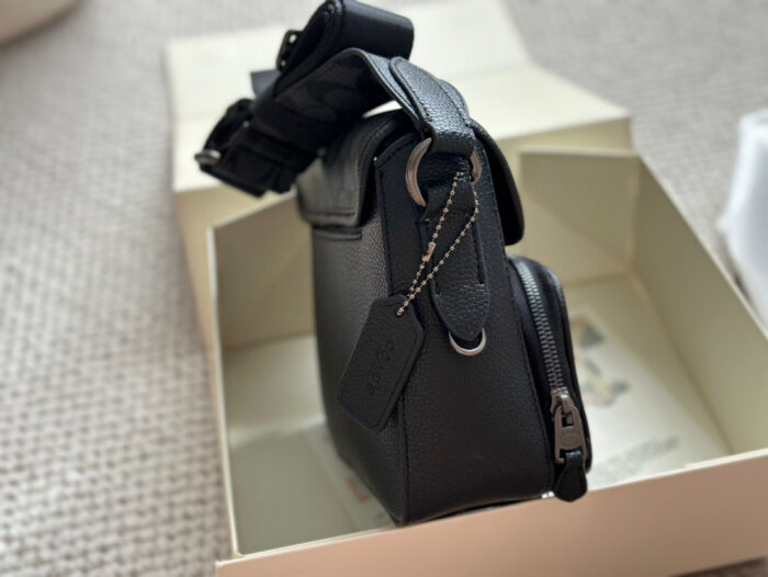 Coach New Colourway Men'S Messenger Bag - Spacious And Versatile - Image 4