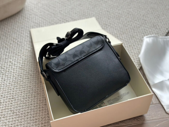 Coach New Colourway Men'S Messenger Bag - Spacious And Versatile - Image 5