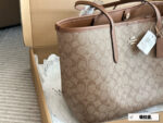 Coach Snap-Closure City Tote Classic Logo Shopping Tote Suitable For All Seasons - Image 2