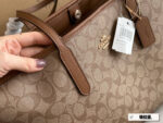 Coach Snap-Closure City Tote Classic Logo Shopping Tote Suitable For All Seasons - Image 5