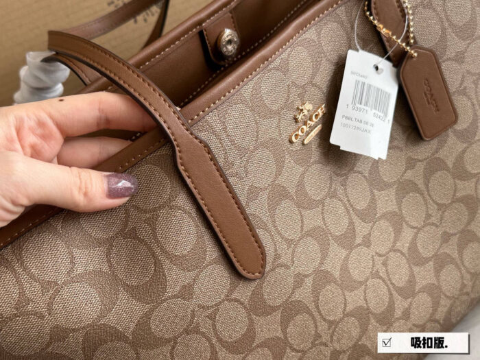Coach Snap-Closure City Tote Classic Logo Shopping Tote Suitable For All Seasons - Image 5