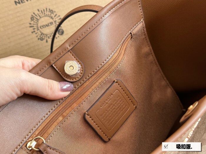 Coach Snap-Closure City Tote Classic Logo Shopping Tote Suitable For All Seasons - Image 6