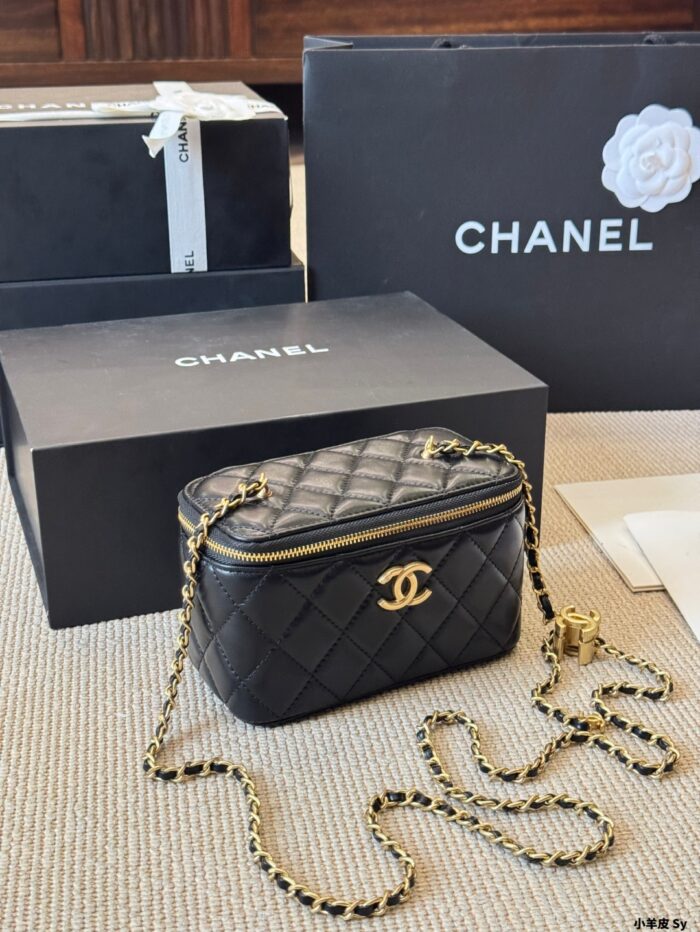 Chanel Double C Logo Adjustable Buckle Box-Shaped Makeup Case In Quilted Lambskin Chain Handle With Built-In Mirror Can Be Carried By Hand Or Worn Crossbody - Image 4