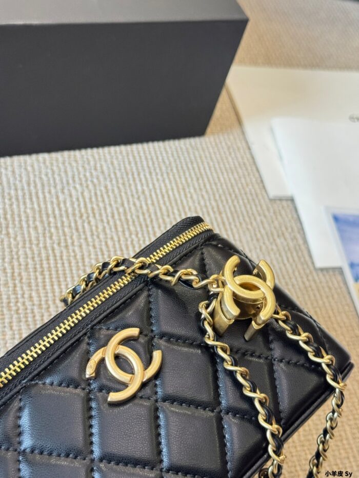 Chanel Double C Logo Adjustable Buckle Box-Shaped Makeup Case In Quilted Lambskin Chain Handle With Built-In Mirror Can Be Carried By Hand Or Worn Crossbody - Image 5