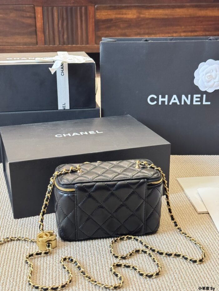 Chanel Double C Logo Adjustable Buckle Box-Shaped Makeup Case In Quilted Lambskin Chain Handle With Built-In Mirror Can Be Carried By Hand Or Worn Crossbody - Image 6