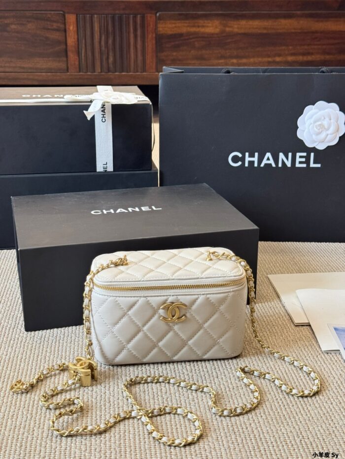 Chanel Double C Logo Adjustable Buckle Box-Shaped Makeup Case In Quilted Lambskin Chain Handle With Built-In Mirror Can Be Carried By Hand Or Worn Crossbody - Image 10