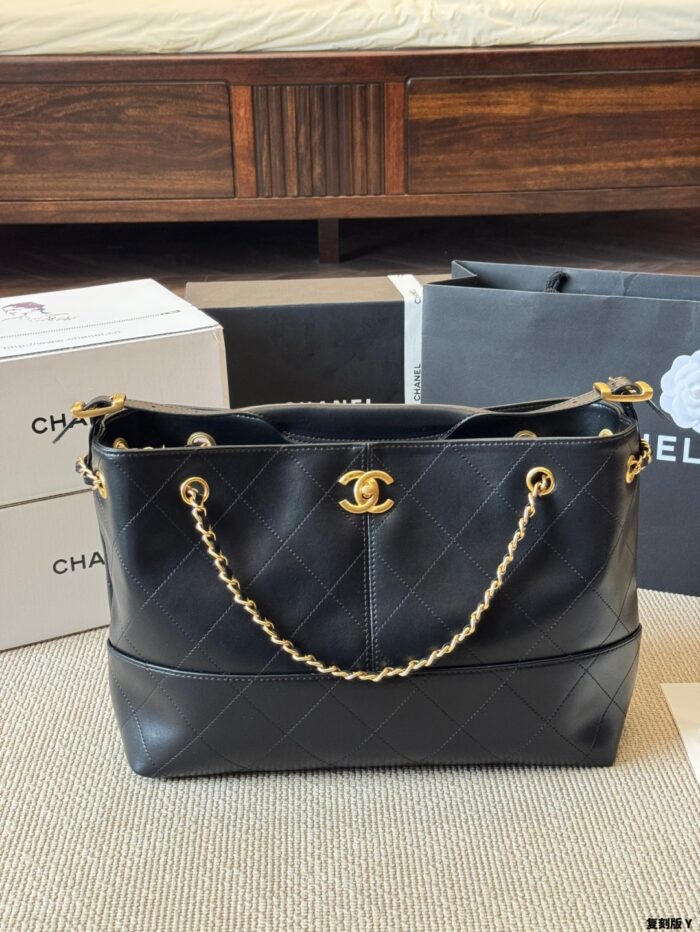 Chanel 25A Haute Couture Workshop Bucket Bag Quadri-Colour Quilted Leather With Detachable Pearl Heart Cf Charm - Image 1