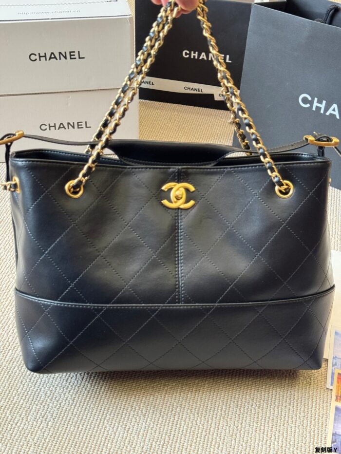 Chanel 25A Haute Couture Workshop Bucket Bag Quadri-Colour Quilted Leather With Detachable Pearl Heart Cf Charm - Image 2