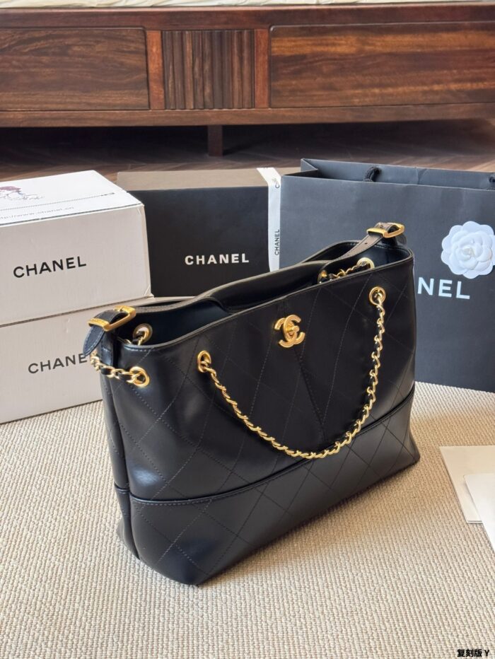 Chanel 25A Haute Couture Workshop Bucket Bag Quadri-Colour Quilted Leather With Detachable Pearl Heart Cf Charm - Image 4