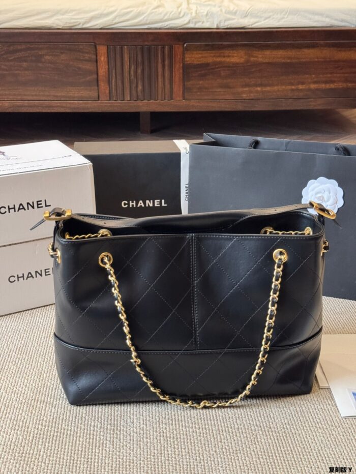 Chanel 25A Haute Couture Workshop Bucket Bag Quadri-Colour Quilted Leather With Detachable Pearl Heart Cf Charm - Image 6