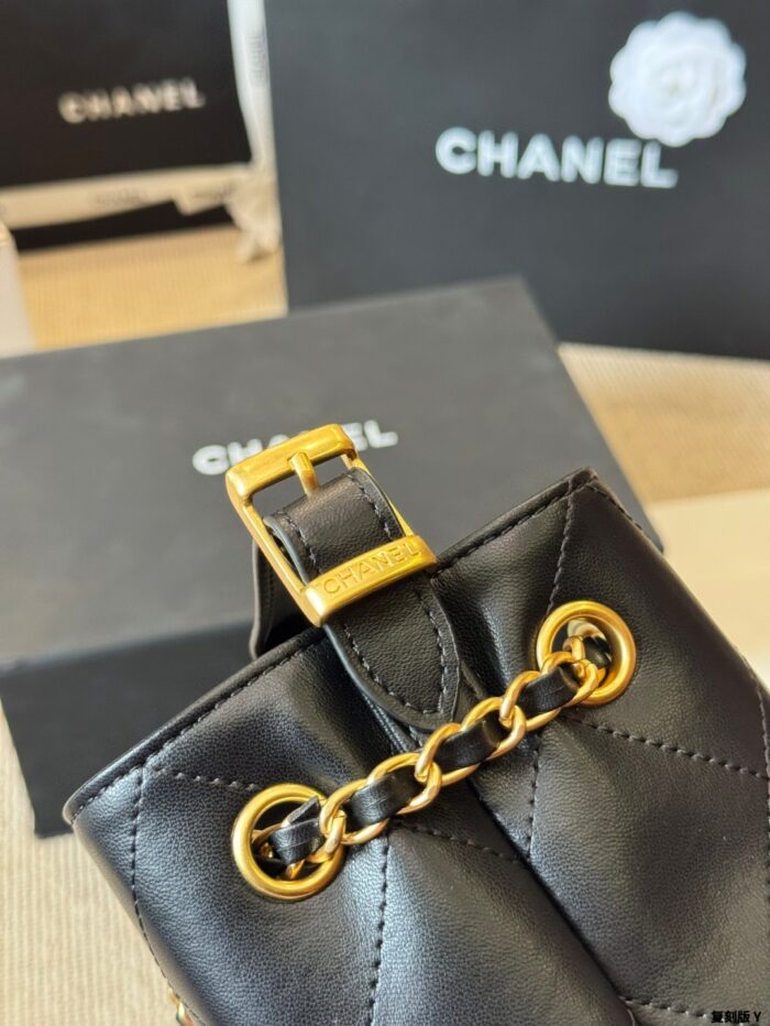 Chanel 25A Haute Couture Workshop Bucket Bag Quadri-Colour Quilted Leather With Detachable Pearl Heart Cf Charm - Image 7