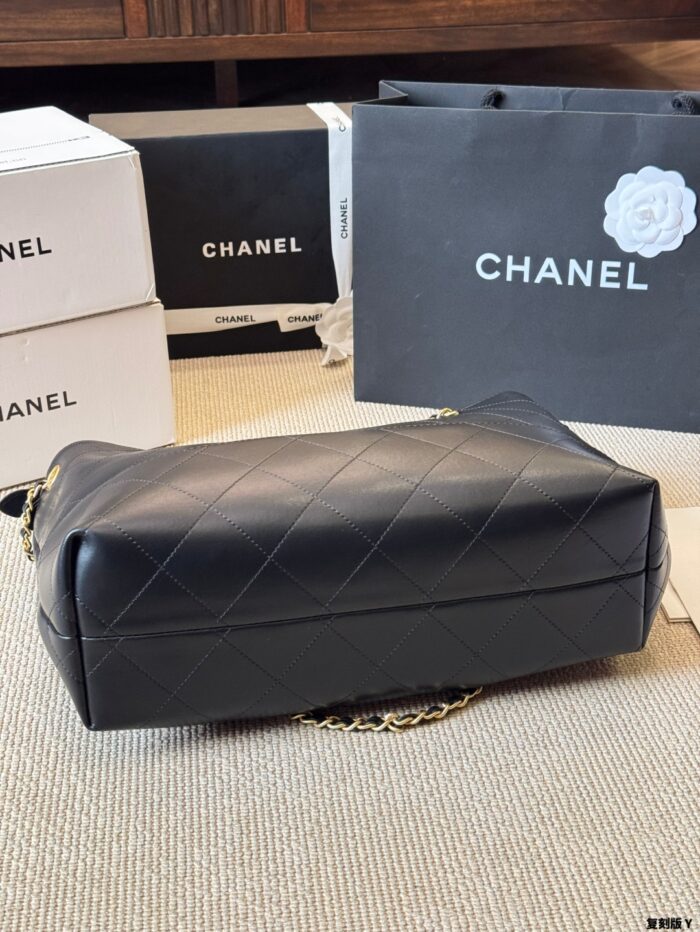 Chanel 25A Haute Couture Workshop Bucket Bag Quadri-Colour Quilted Leather With Detachable Pearl Heart Cf Charm - Image 8